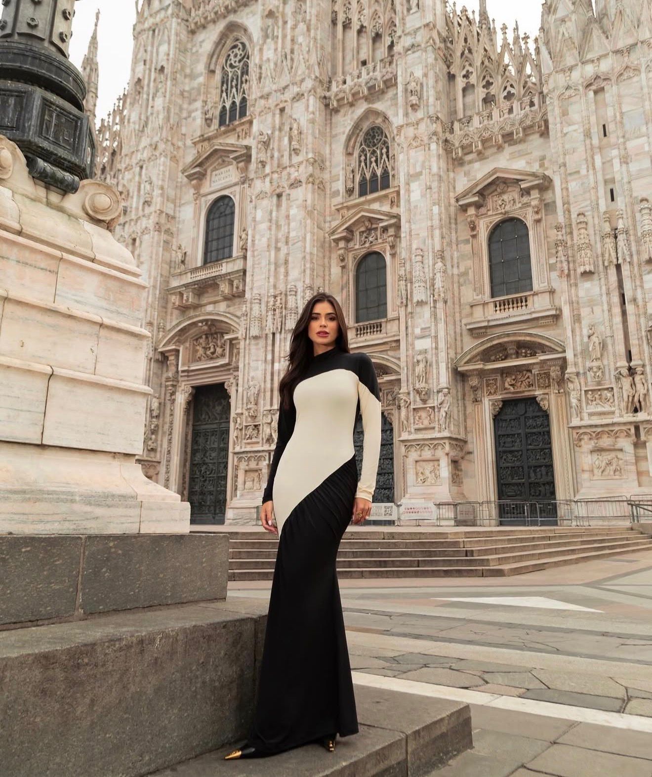 Look Babi Árabe — vestido longo preto e off-white