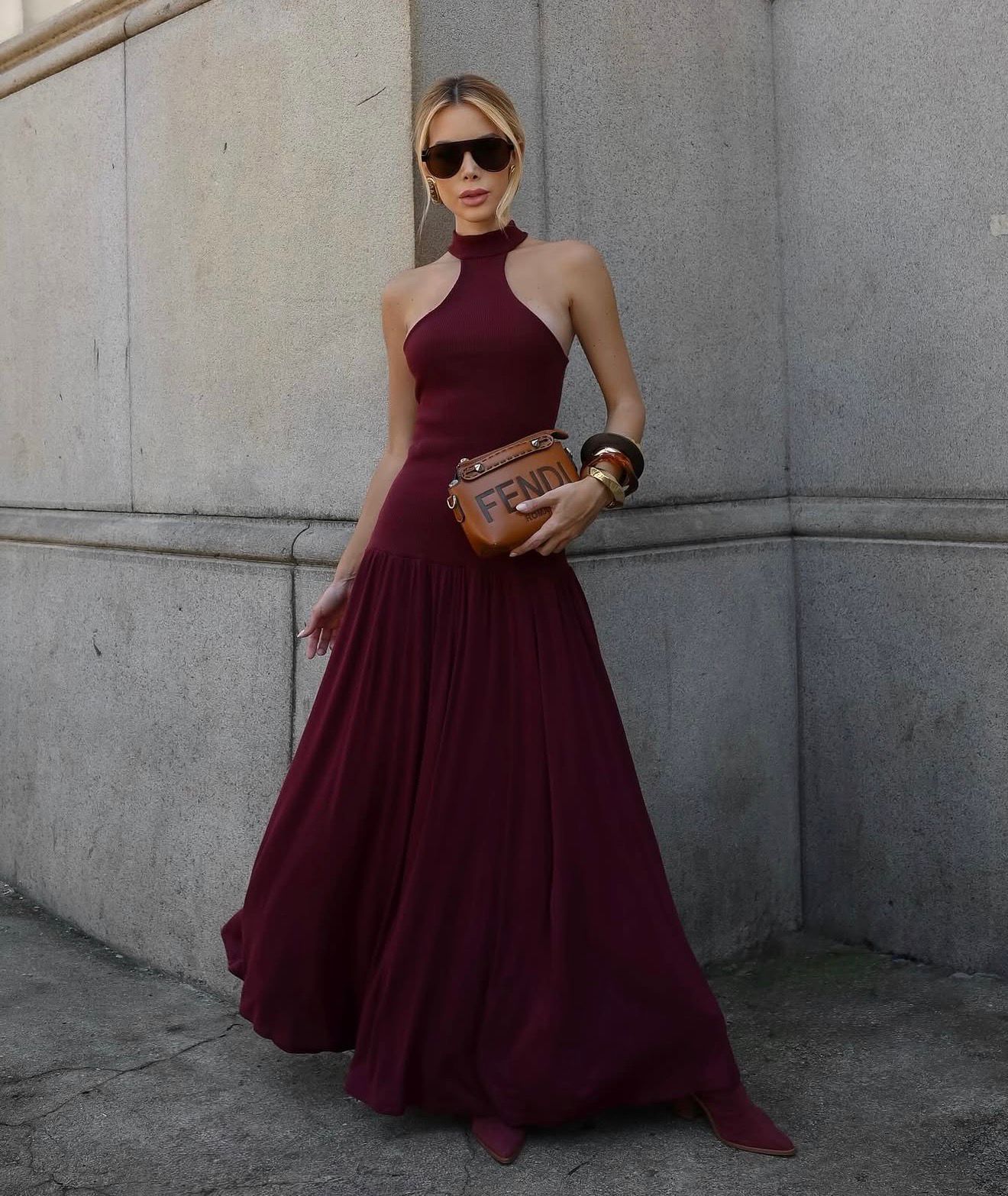 Look Babi Árabe — vestido vinho halter maxi